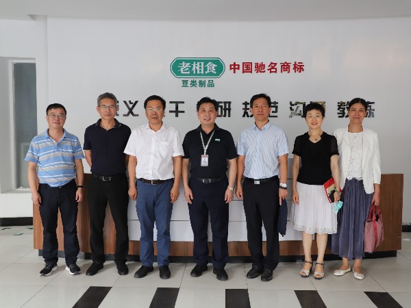 区人大常委会副主任宋晓华走访金记食品