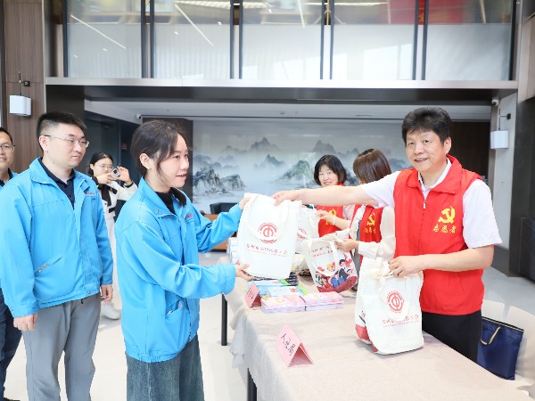 苏州市总工会“以法护新 共创和谐”法治宣传活动在金记食品举办