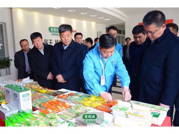 区委书记唐晓东陪同吴忠市利通区党政考察团参观金记食品